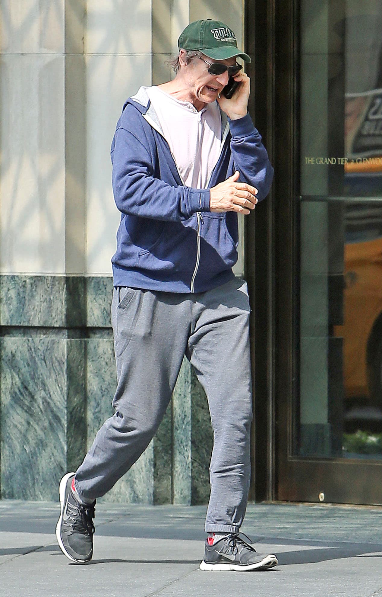 Muy distinto a los trajes impecables que normalmente portaba.