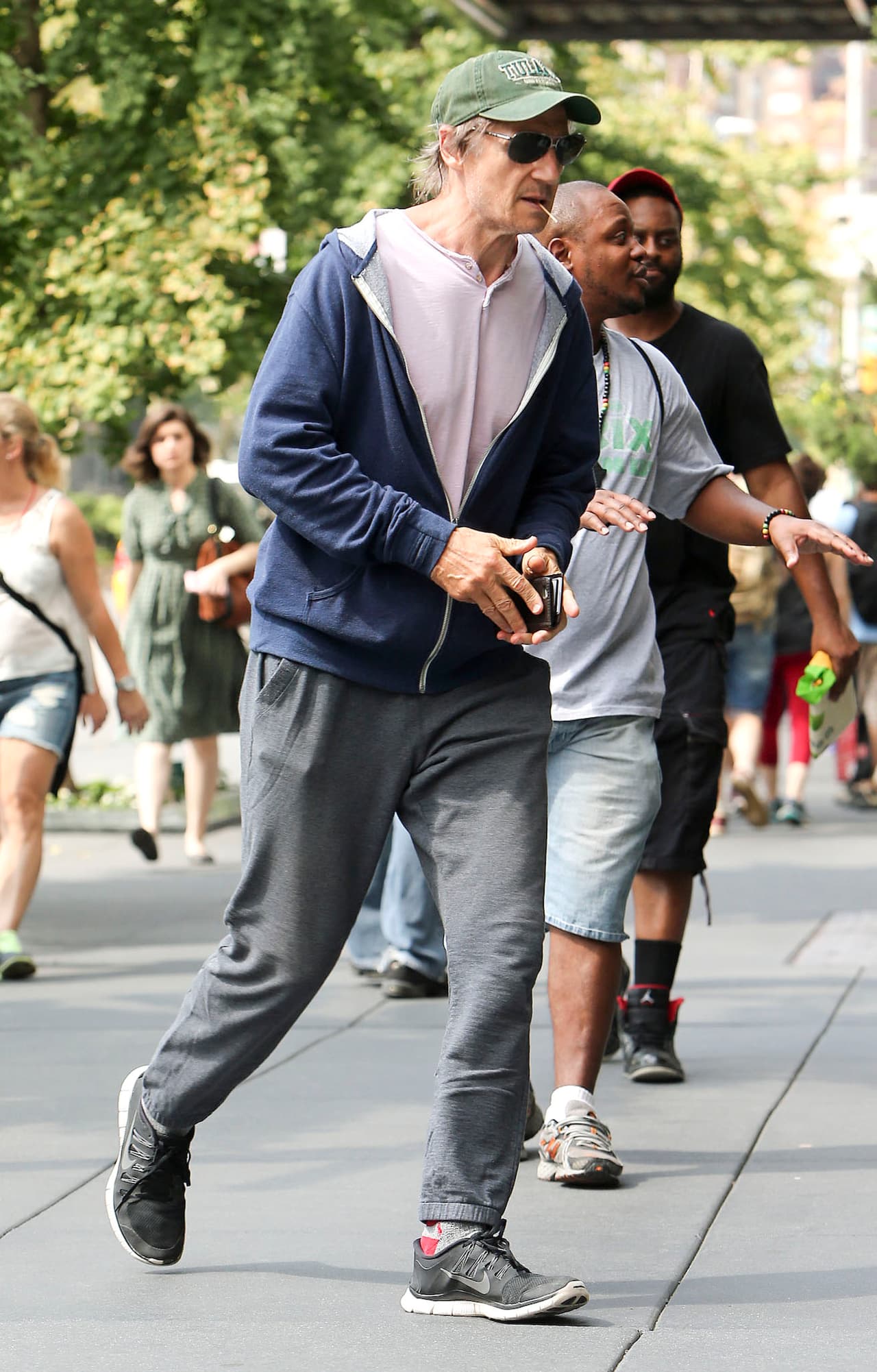 Usó pants, sudadera y un gorro sucio.