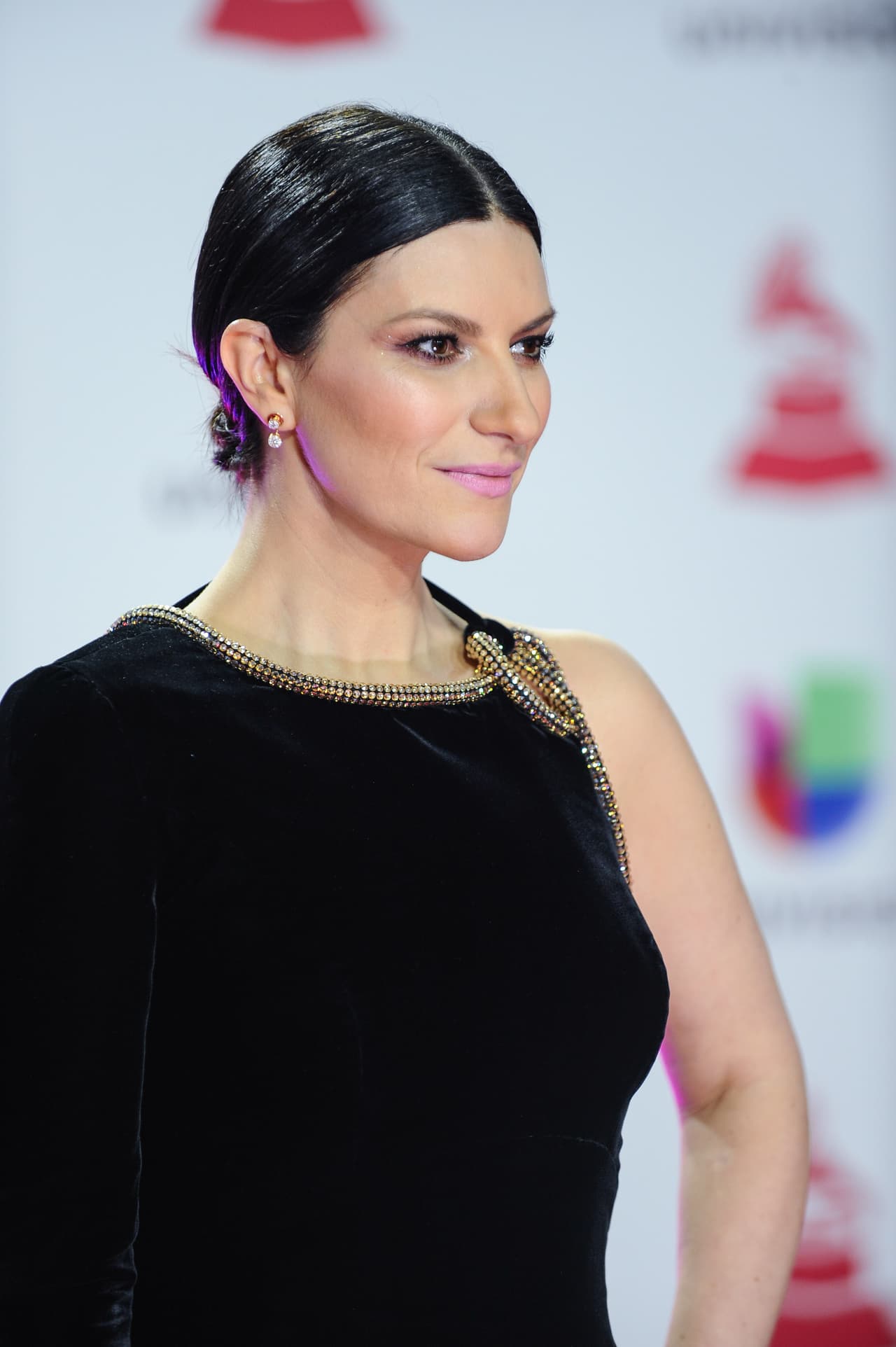 El vestido, en pesado terciopelo (otra de las grandes tendencias de la noche), tenía una sola manga y un intrincado detalle dorado en el hombro.