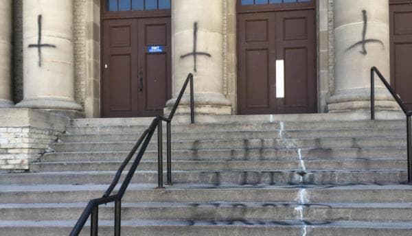 "En la pintura se pueden ver varias cruces al revés en la sede de la organización fraternal masona y la frase "
<b>la</b> 
<b>gran tribulación está a cargo</b>", dijo la policía en un comunicado de prensa al que tuvo acceso 
<a href="http://www.denverpost.com/2017/04/04/fort-collins-vandalism-hate-crime/">Denverpost</a>. "Desfigurar lugares religiosos o culturales es un acto particularmente espantoso", dijo el jefe de policía John Hutto en una declaración escrita. 
<br>