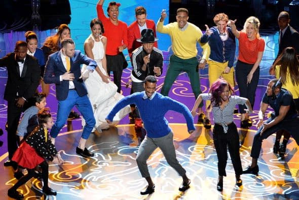 El cantante Pharrell Williams durante su interpretación en la celebración de los "scar en el Hollywood & Highland Center el 2 de marzo de 2014, en Hollywood, California