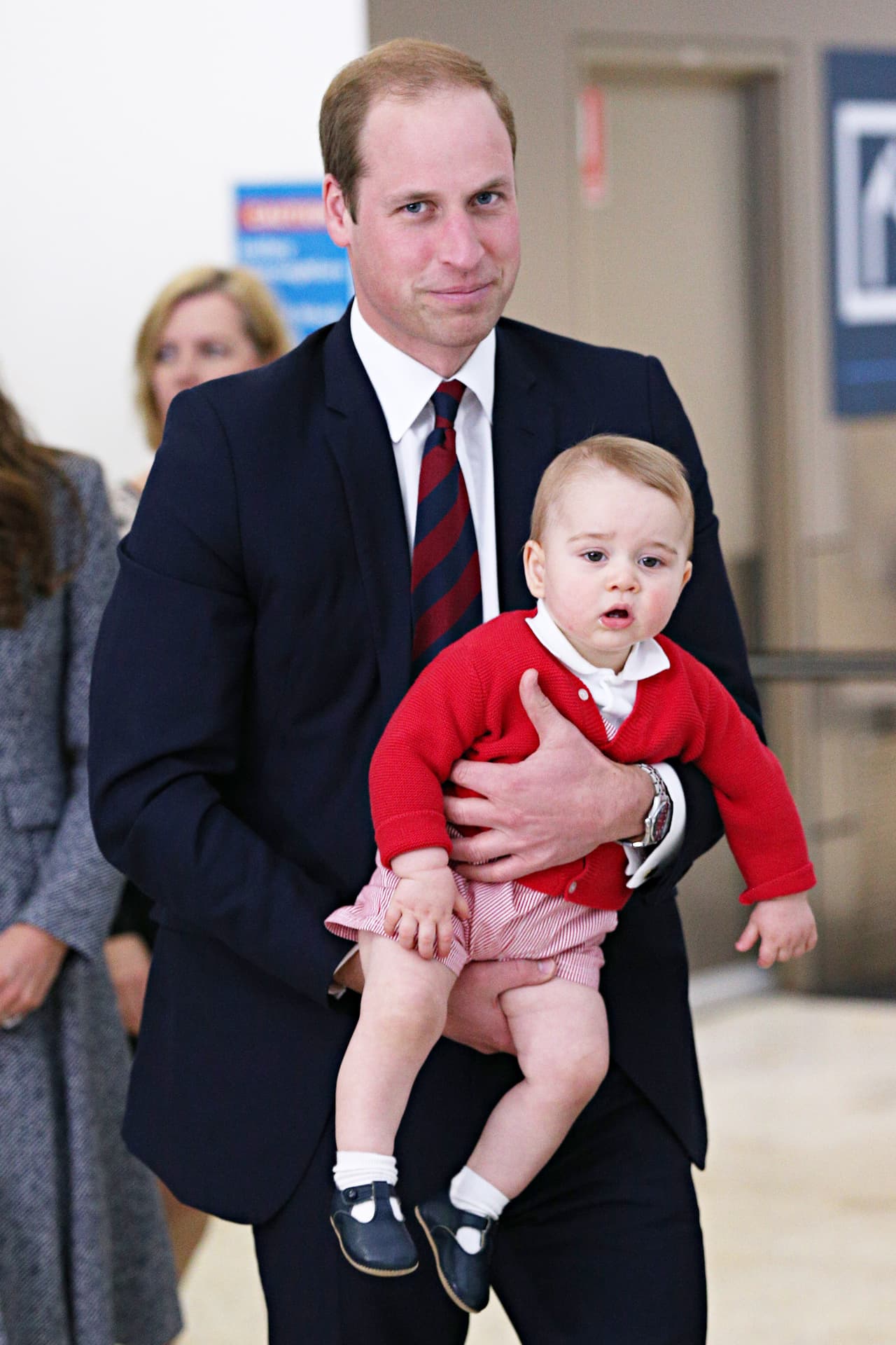 También, de regreso a casa, el futuro rey de Inglaterra viste a su hijo de la manera más elegante.