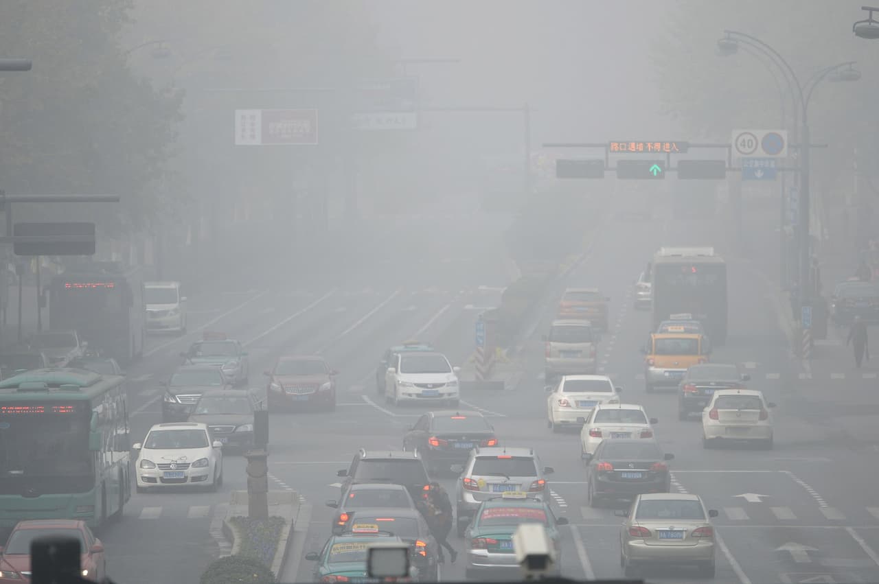 <b>16. Hangzhou.</b>
<br>
<br>Según el ‘Índice de Tráfico Tom Tom’, los residentes de 
<b>la capital y más grande de las ciudades de la provincia china de Zhejiang</b> malgastan en promedio un 
<b>43% de tiempo extra </b>atrapados en el tráfico, lo que representa un empeoramiento del 5% en relación al resultado de 2015. Ese promedio sube al 61% en las horas pico de la mañana y al 64% en las horas pico de la noche. 
<br>
<br>Según Tom Tom los habitantes de Hangzhou pierden en promedio 38 minutos extra al día y 144 horas extra al año a bordo de vehículos de transporte automotor.