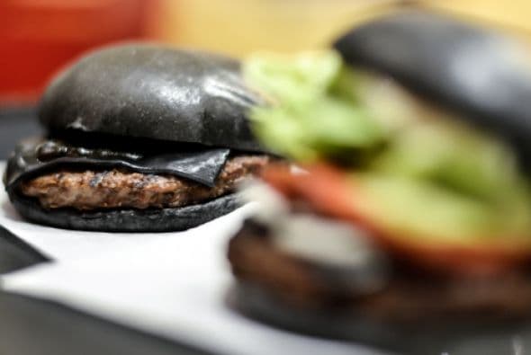 Seguramente ya has escuchado del nuevo producto de la cadena de comida rápida Burger King: una hamburguesa negra.