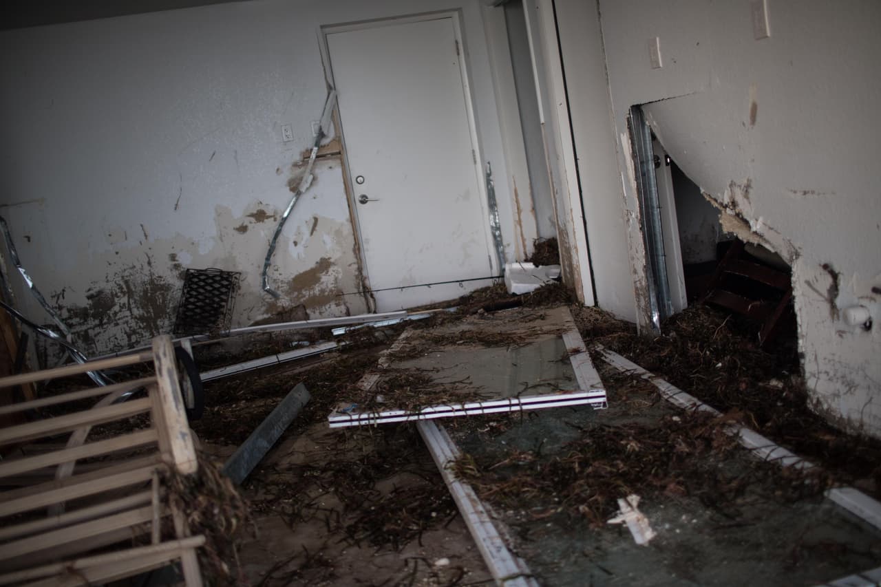 Desperdicios dentro de la planta inferior de una casa en Key Largo. Almudena Toral/Univision Digital l