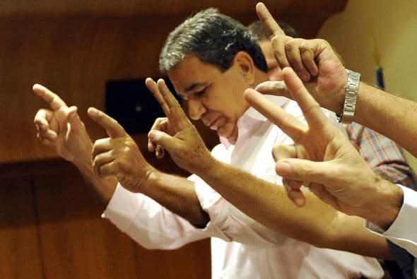 20 de agosto. Un grupo 165 disidentes divulga una carta a Benedicto XVI en la que acusa a la jerarquía católica local de ayudar al gobierno a enviar a los opositores al "destierro". La Iglesia estima "ofensiva" la carta.