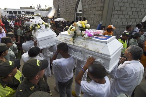 Uno a uno los 28 ataúdes desfilaron lastimosamente por las calles de Fundación.