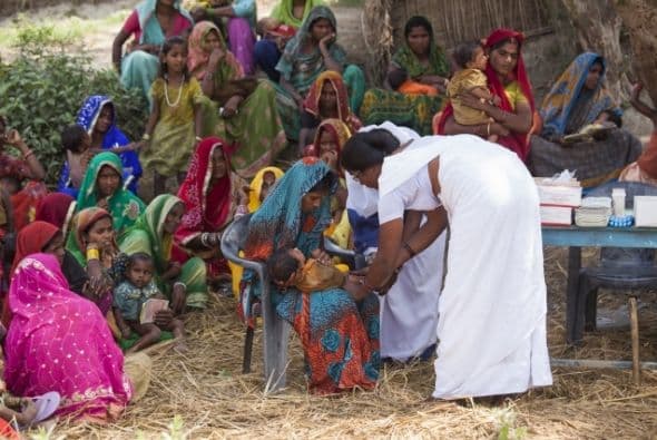 Vacunación de rutina en la aldea de Roti Mushahari en Bihar, India. Más niños que nunca están siendo vacunados, haciendo disminuir la mortalidad infantil. (Foto: cortesía de la Fundación Bill y Melinda Gates)
