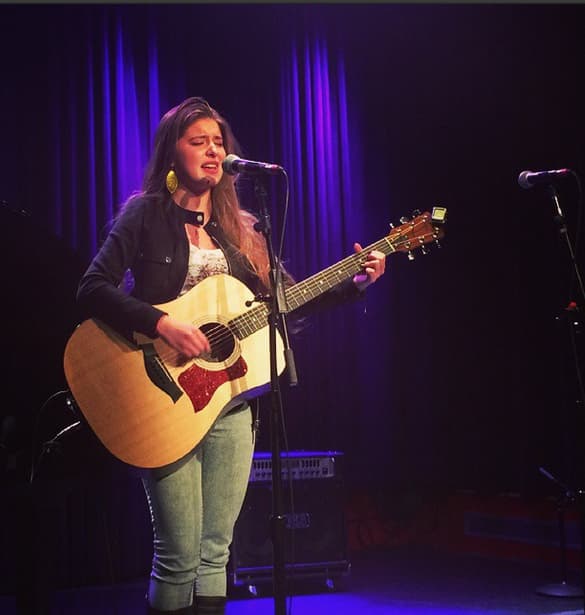 Interpreta sus melodías con gran sentimiento.