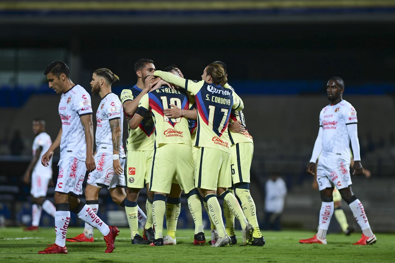 Remató desde el corazón del área un centro raso que le envió Roger Martínez.