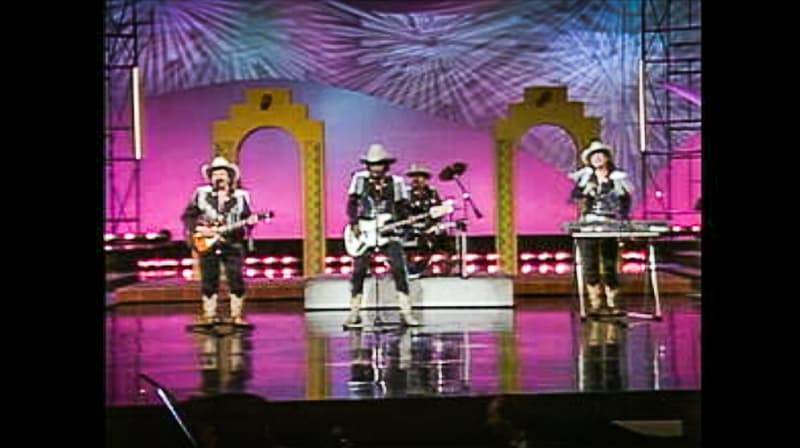 El grupo de música norteña y cumbia mexicana Bronco deleitó a sus fans con la canción 'Por retenerte'.