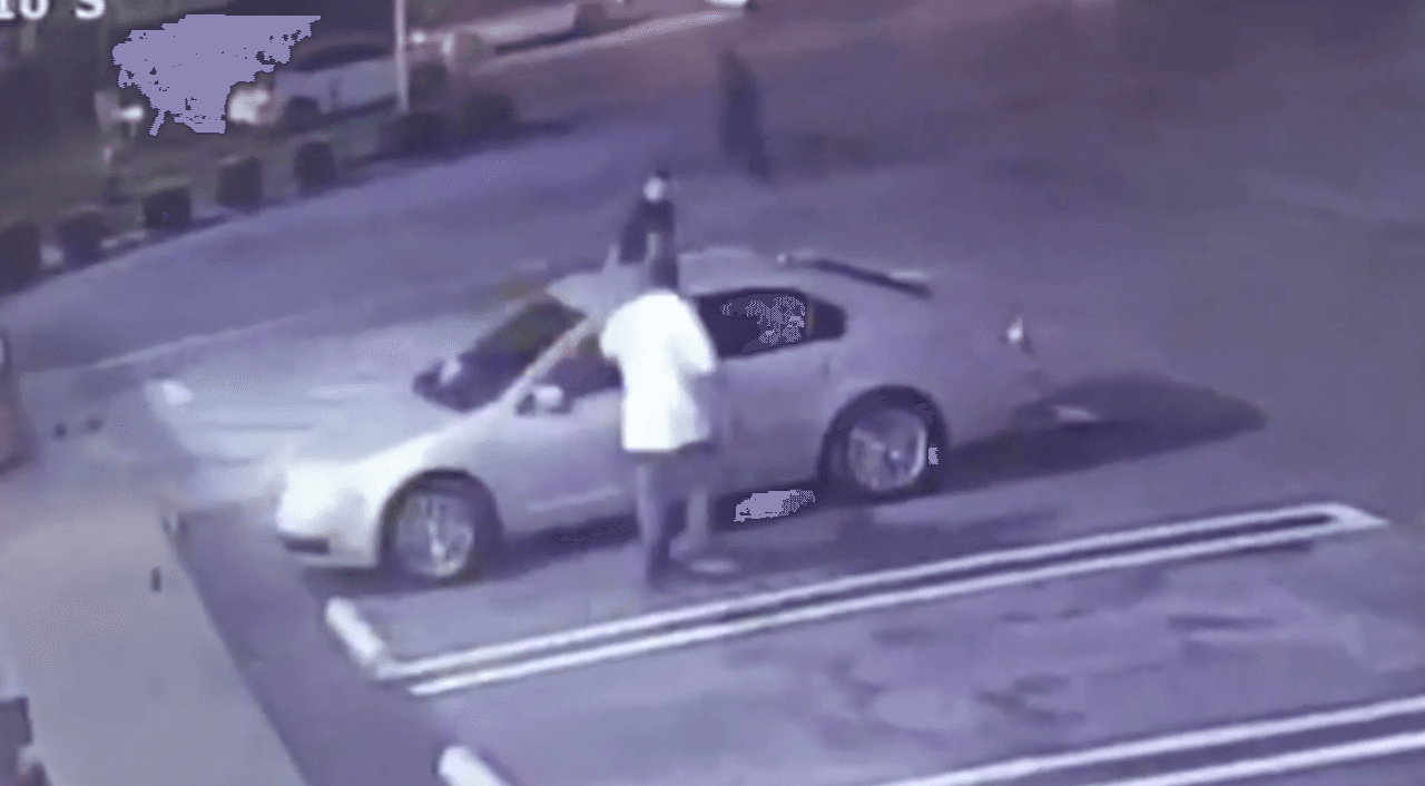 Después de disparar, ambos sospechosos huyeron de la escena del crimen.