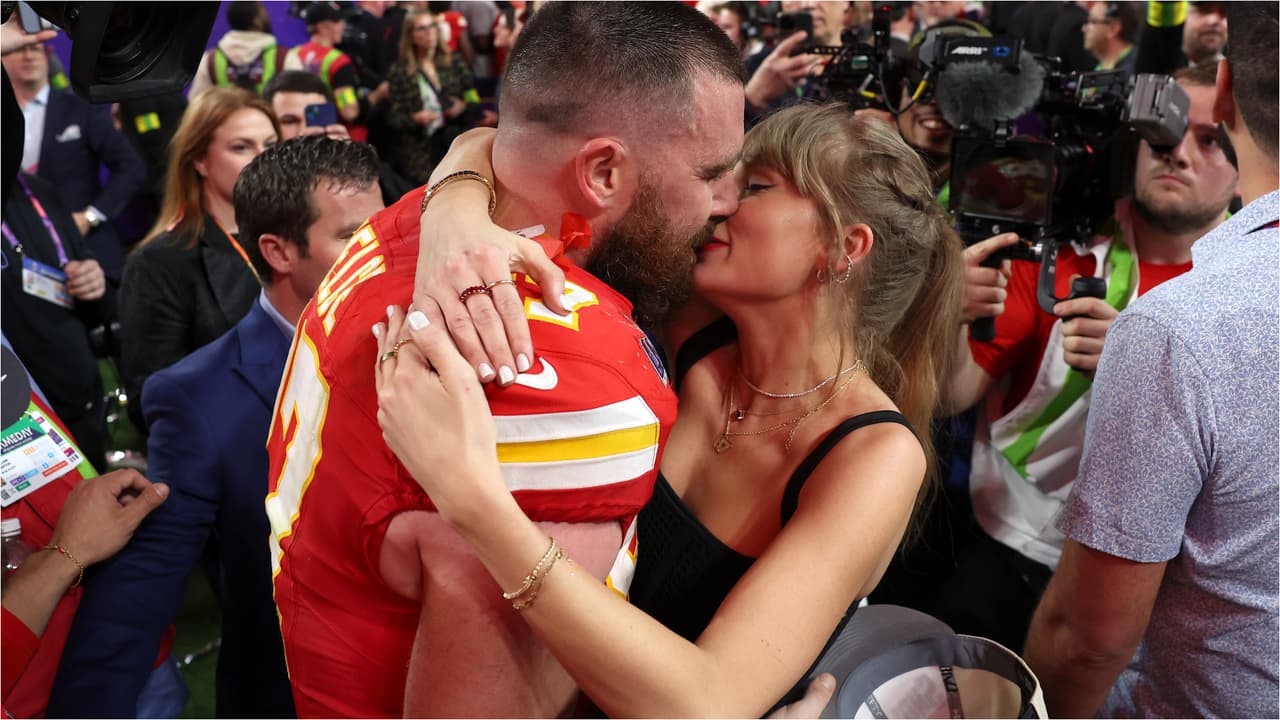 Taylor Swift y Travis Kelce celebraron el triunfo del Super Bowl 2024 con este romántico beso sobre la cancha.