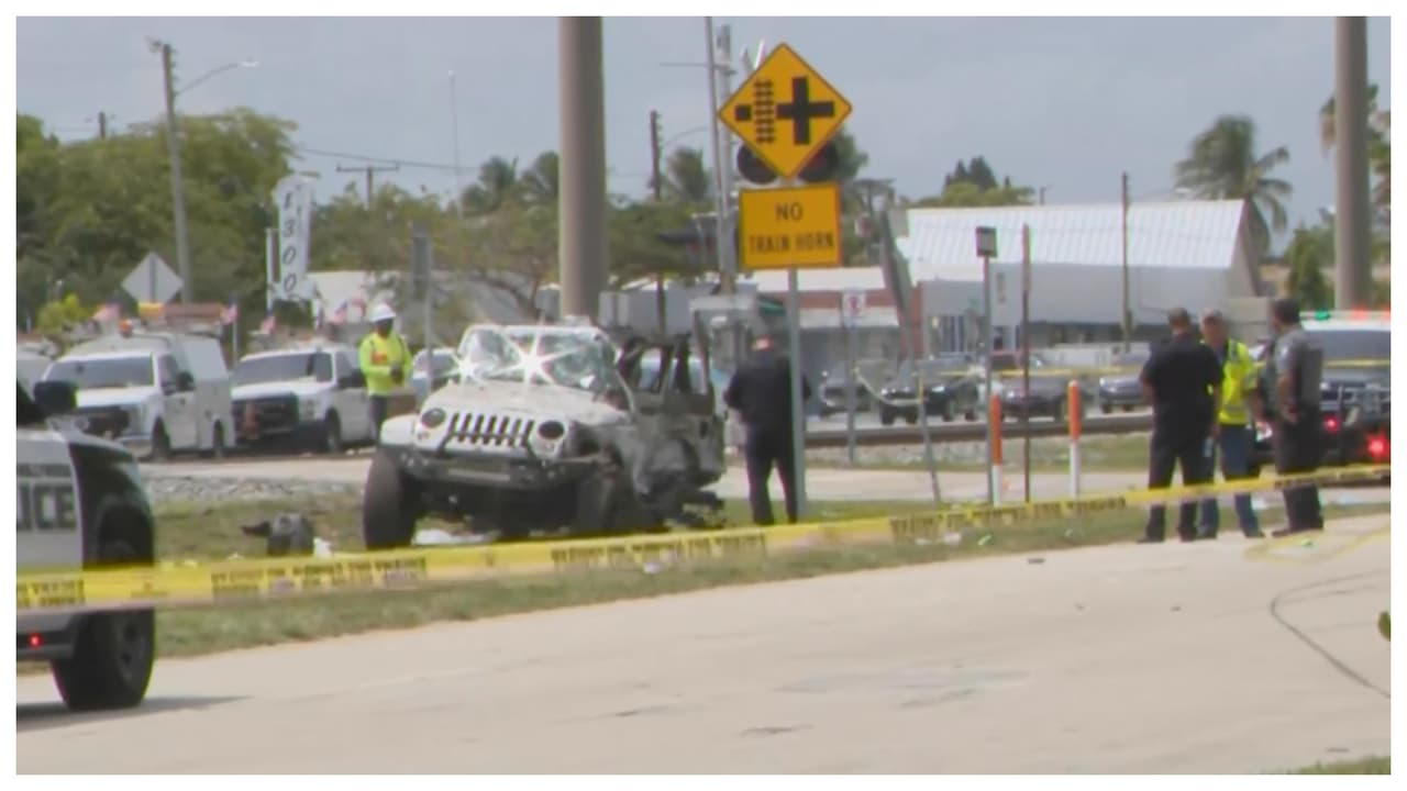Carro choca con tren de Brightline: conductor habría irrespetado señal de detenerse