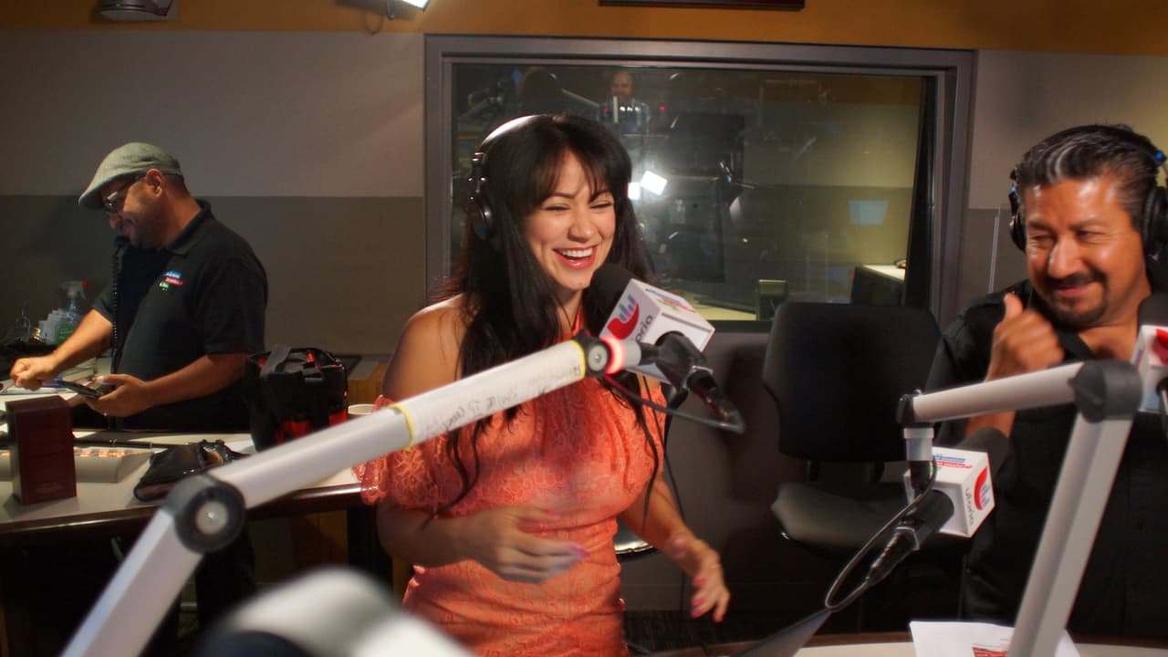 Esta imagen ilustra la emoción que le produjo el ver su pastel de cumpleaños, lo que a su vez refleja la creatividad de sus compañeros.