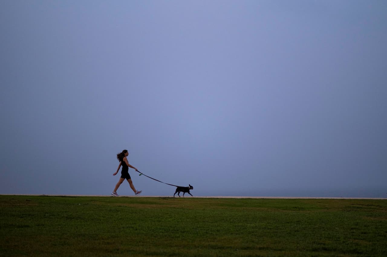 La capa de polvo fue tan densa que el sol se pudo ver difuso. Sin embargo, muchas personas decidieron salir a la calle para tomarse fotos o incluso ejercitarse en el Fuerte San Felipe del Morro de la capital.