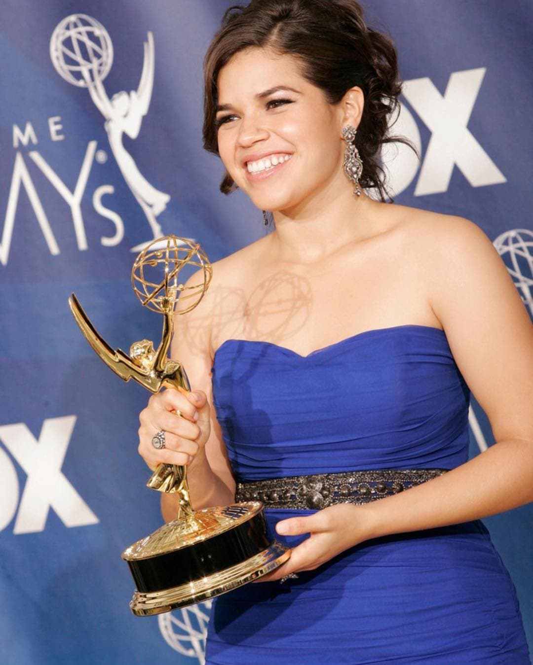 Desde el 2007 America Ferrera además de brillar con su gran sonrisa, también lo hizo con el vestido que lució en la entrega 59 de los Premios Emmy, la cual se caracterizó por su diversidad. En esta ocasión, la actriz nacida en California pero de padres hondureños se hizo del premio de Mejor Actriz Cómica por su participación en la serie 'Ugly Betty'.