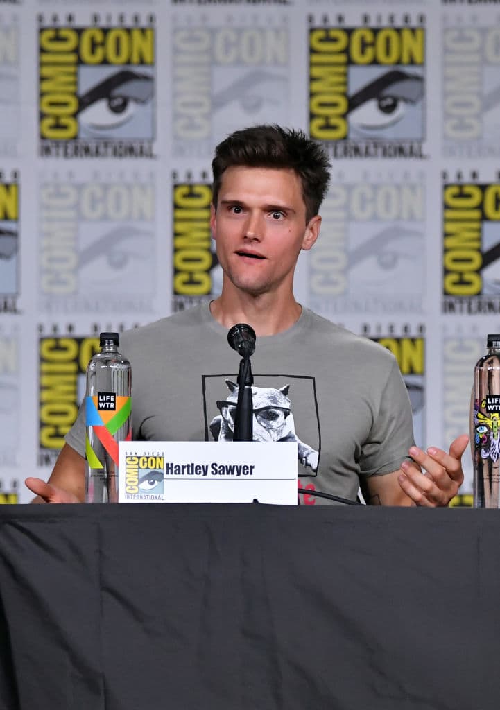 Pero en junio de 2020 una serie de tweets misóginos y racistas de 2012 a 2014 fueron guardados y exhibidos por usuarios de la red social, lo que provocó que la empresa CW lo despidiera de la serie en septiembre.