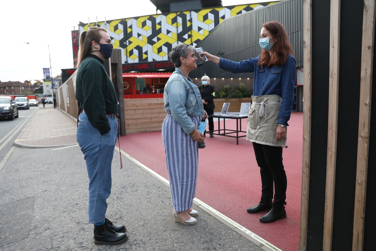 Los lugares de entretenimiento más pequeños pueden operar al aire libre al 30% de la capacidad, o con un máximo de 100 invitados, lo que sea menor.