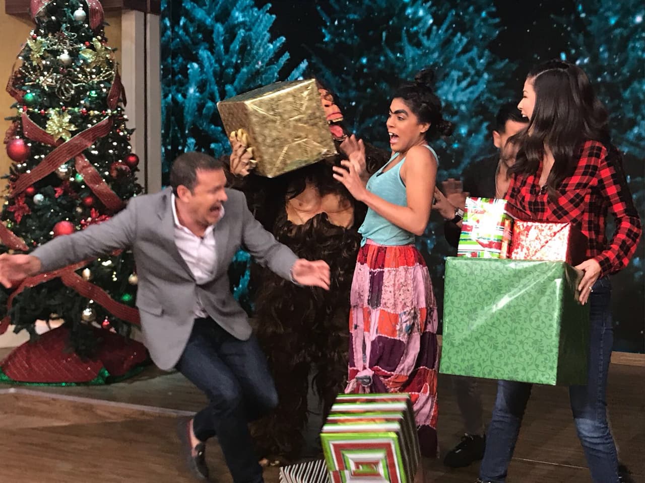 ¿Pero qué está pasando? Un simio se coló en la grabación y todos salieron corriendo.