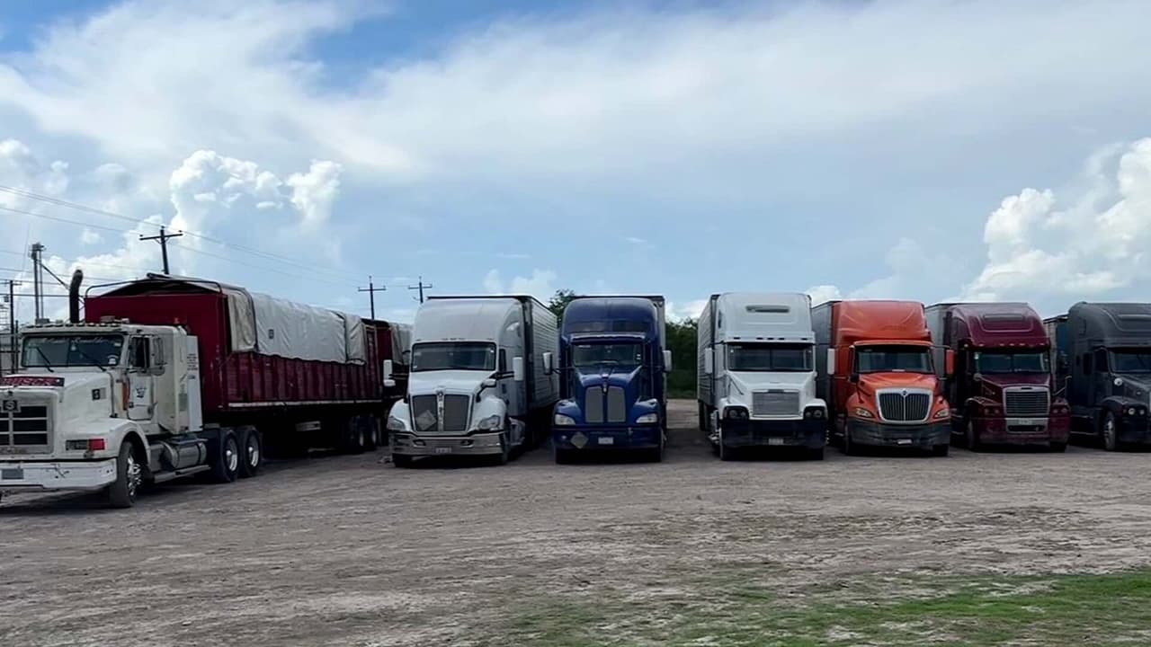Camioneros denuncian esperas de hasta 24 horas bajo el calor por nueva política aduanera en puente de Río Bravo