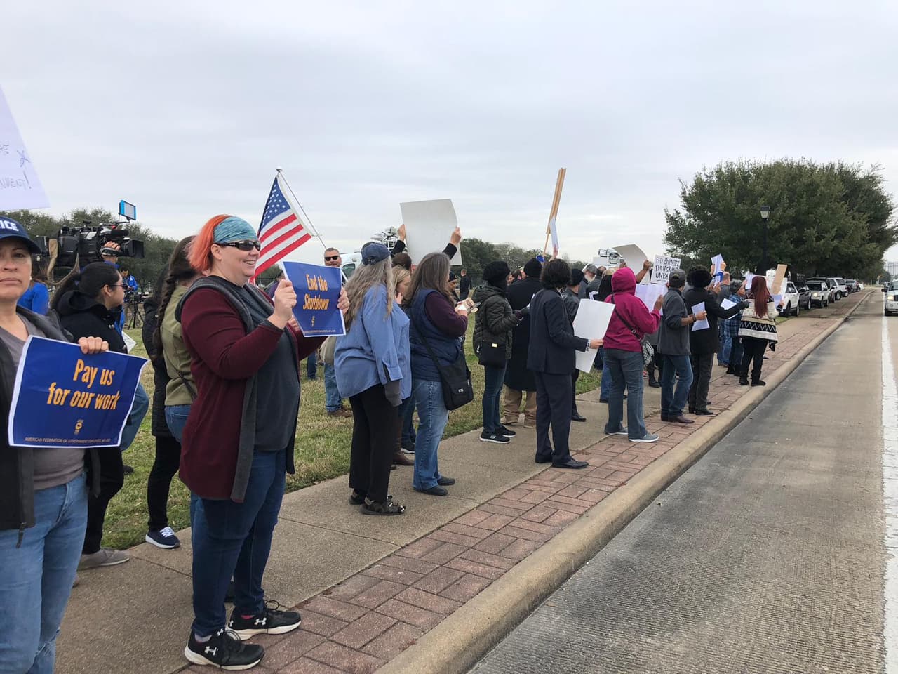 El cierre temporal tiene que terminar lo antes posible, piden los empleados federales