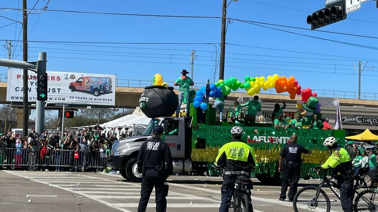 Algunos de los asistentes
<b>arrojan bombones a los carros alegórico</b>s o autos que más les llaman la atención o gustan.