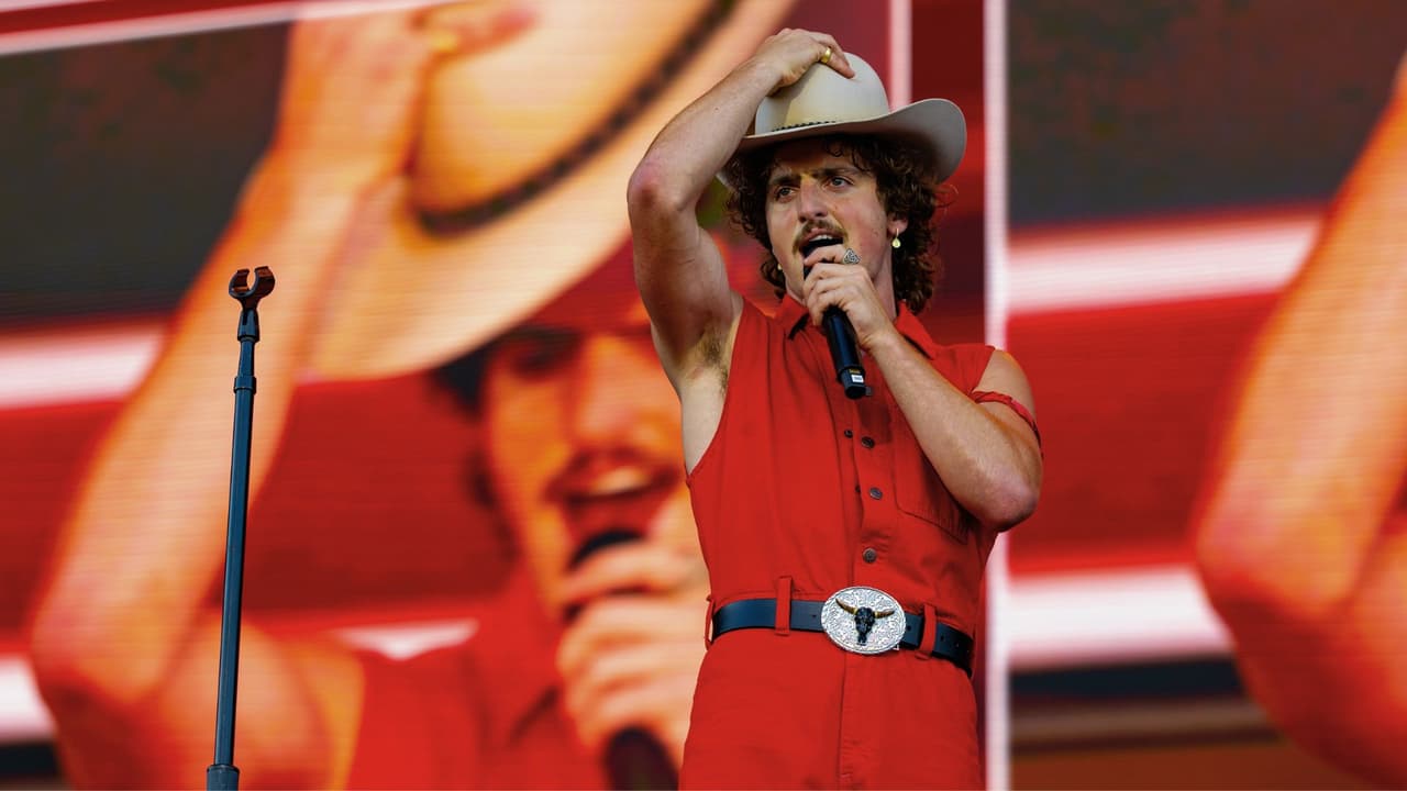 Benson Boone formó parte del cartel. El cantautor estadounidense que 
<b>comenzó a compartir su música en TikTok en 2021</b>, participó en American Idol, pero se retiró de la competencia; sin embargo, 
<b>continuó ganando popularidad en las redes sociales</b>, acumulando millones de seguidores.