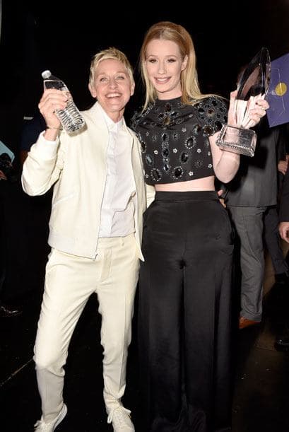 Iggy Azalea presumiendo su trofeo y Ellen DeGeneres su... ¡botella de agua!