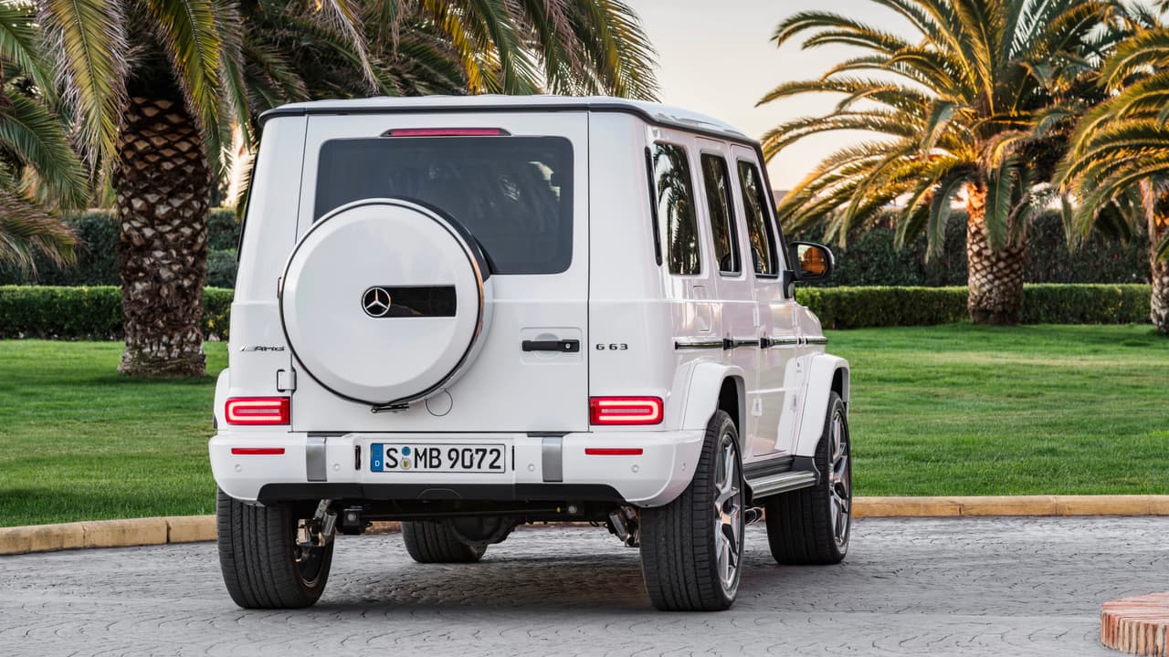 Al igual que la G550 develada en el Auto Show de Detroit, la nueva Mercedes-AMG G63 es 
<b>casi indistinguible visualmente</b> del vehículo que reemplaza, excepto por un detalle . . .