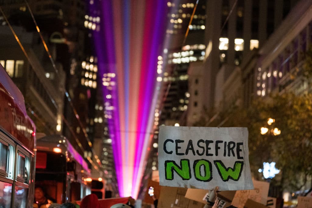 Hubo un enfrentamiento entre los manifestantes y la policía en una intersección bloqueada por las fuerzas del orden.