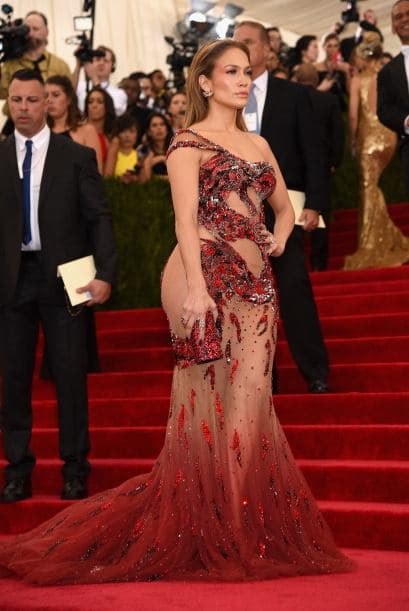 En la gala del MET las tres sensuales famosas dejaron a muchos boquiabiertos con sus curvas al descubierto. ¿Quién las lució mejor?