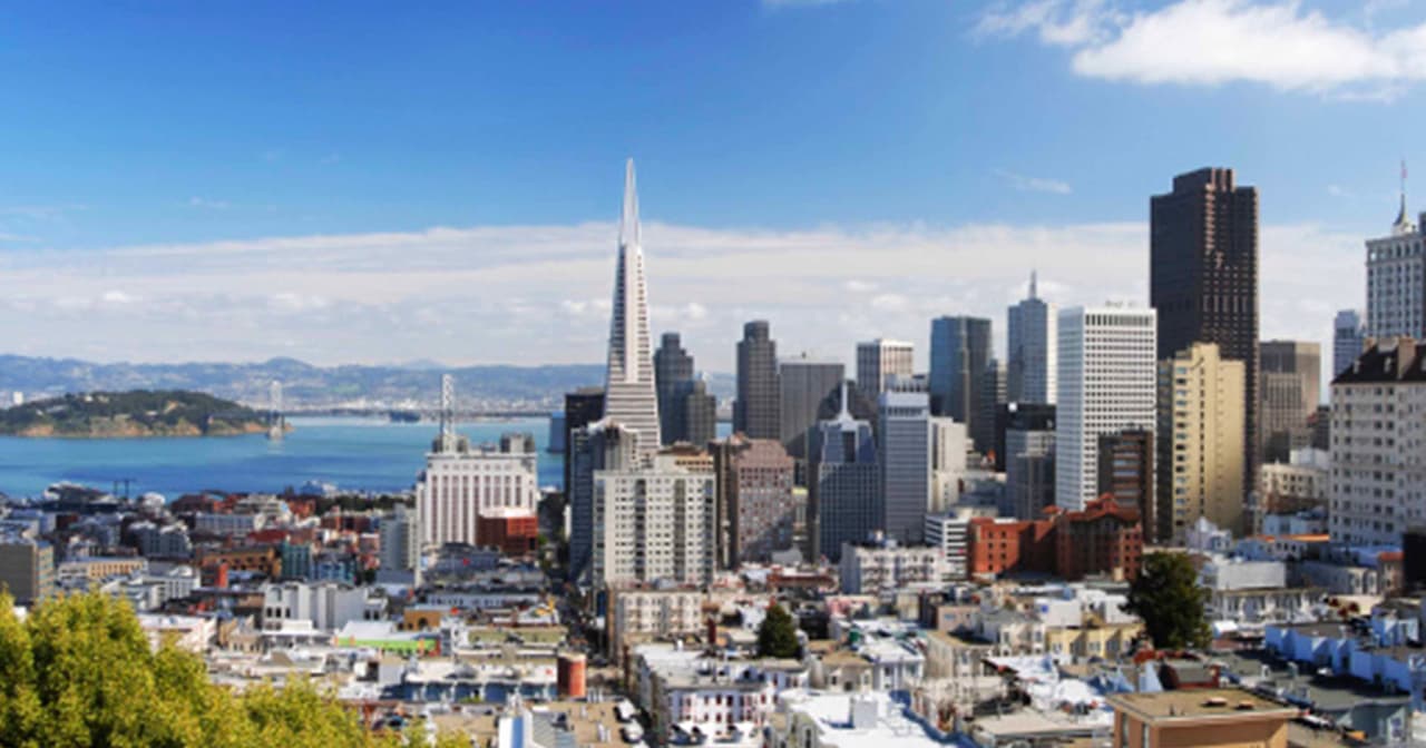 San Francisco, California se encuentra en primer lugar porque su población registra el segundo aumento más alto de ingreso medio en el país.