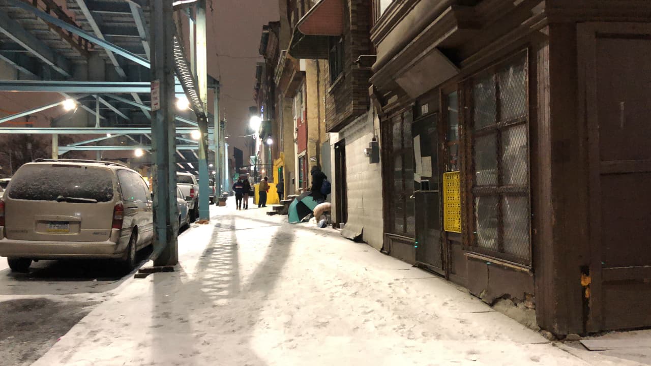 Las aceras en la avenida Kensington estaban cubiertas por una densa capa de nieve.