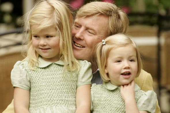 Catharina-Amalia es la hija del rey Willem Alexander y su esposa la reina Máxima. Willem ascendió al trono en 2013, luego de la abdicación del trono por parte de su madre, la reina Beatriz.La princesa de Orange, la mayor de tres hermanas, a sus 11 años va a un colegio público, practica judo, jockey, le encanta la actividad hípica y habla perfectamente holandés, español e ingles.Y aunque sus apariciones públicas por el momento son limitadas, sus papás se aseguran de incluirla en las actividades tradicionales y necesarias para su formación como futura reina.
