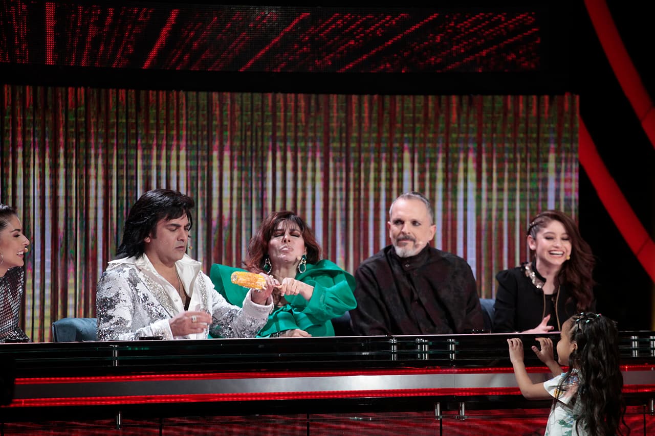 La Jueza de Honor pasó el elote al siguiente participante: Albertano.