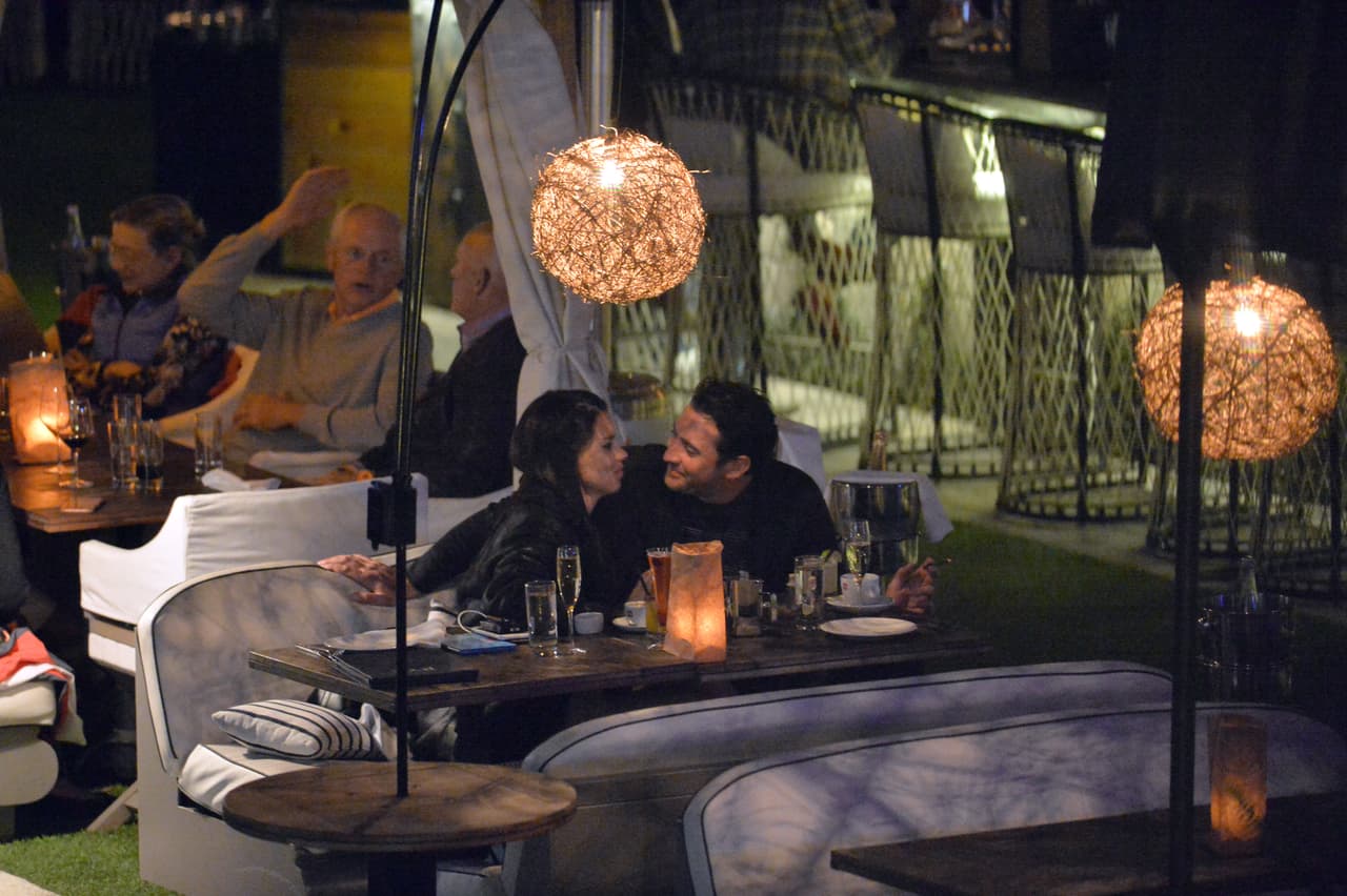 Adriana Lima rompió con el receptor de New England Patriots Julian Edelman hace sólo una semana. Sin embargo, se le vio besándose en un restaurante con el chico malo de los muchachos de Nueva York Mitch, Matt Harvey. Estas son las primeras fotos de la nueva pareja. La pareja llegó en yate y cenaron y tomaron champán por horas en el River Yacht Club el 15 de marzo de 2017, en Miami, Florida.
