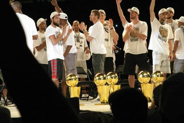Photos: Spurs Championship Alamodome Celebration 2014