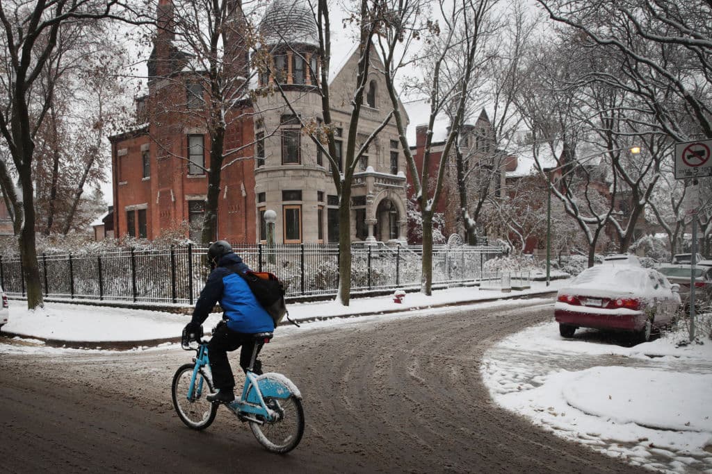 Se crea la Ley de Sustitución y Notificación de Líneas de Servicio de Plomo para establecer plazos y requisitos para la eliminación y sustitución de todas las líneas de servicio de plomo en Illinois.