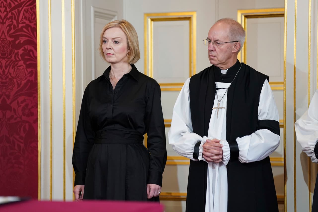 La flamante primera ministra de Gran Bretaña, Liz Truss, y el arzobispo de Canterbury, Justin Welby, durante la ceremonia del Consejo de Ascensión que proclamó oficialmente a Carlos como nuevo monarca de Reino Unido.