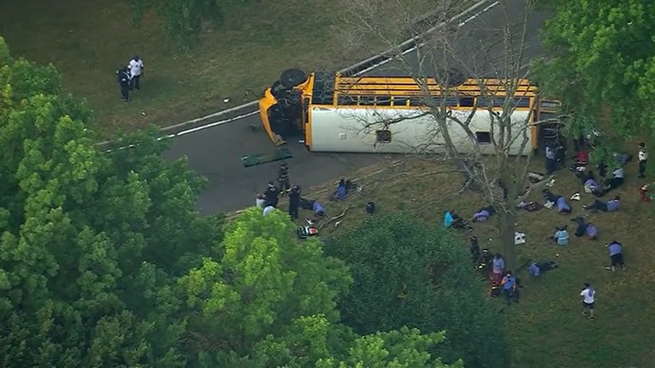 Trabajadores quedan tendidos fuera de camión tras accidente en el Bronx