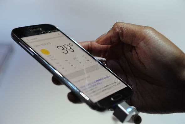 Samsung Galaxy S4 muestra una nueva plataforma sin necesidad de tocar la pantalla y detener videos si los dejas de mirar.