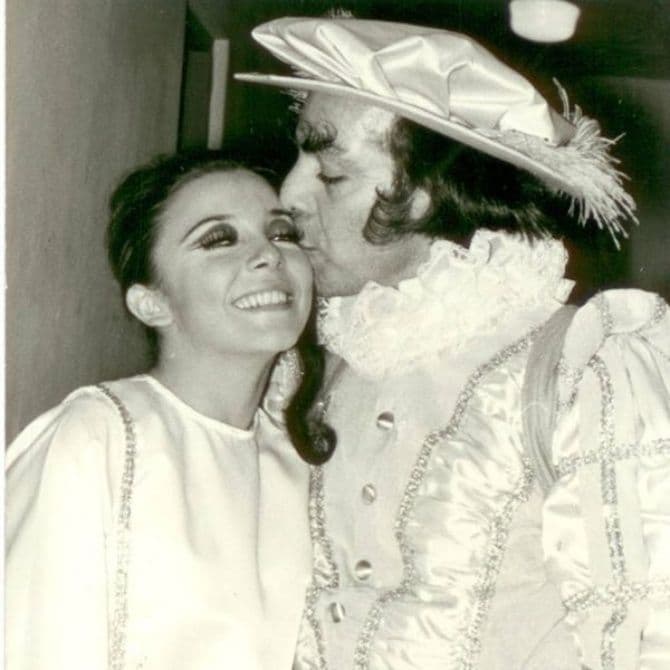 Cuando tenía 16 años era parte del elenco del programa de comedia
<i> Operación ja ja ja</i>, proyecto donde conoció a Manuel 'El Loco' Valdez su primer amor.