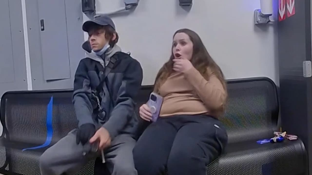 Graban a un hombre apuntando con un arma al agente de seguridad de Walmart 