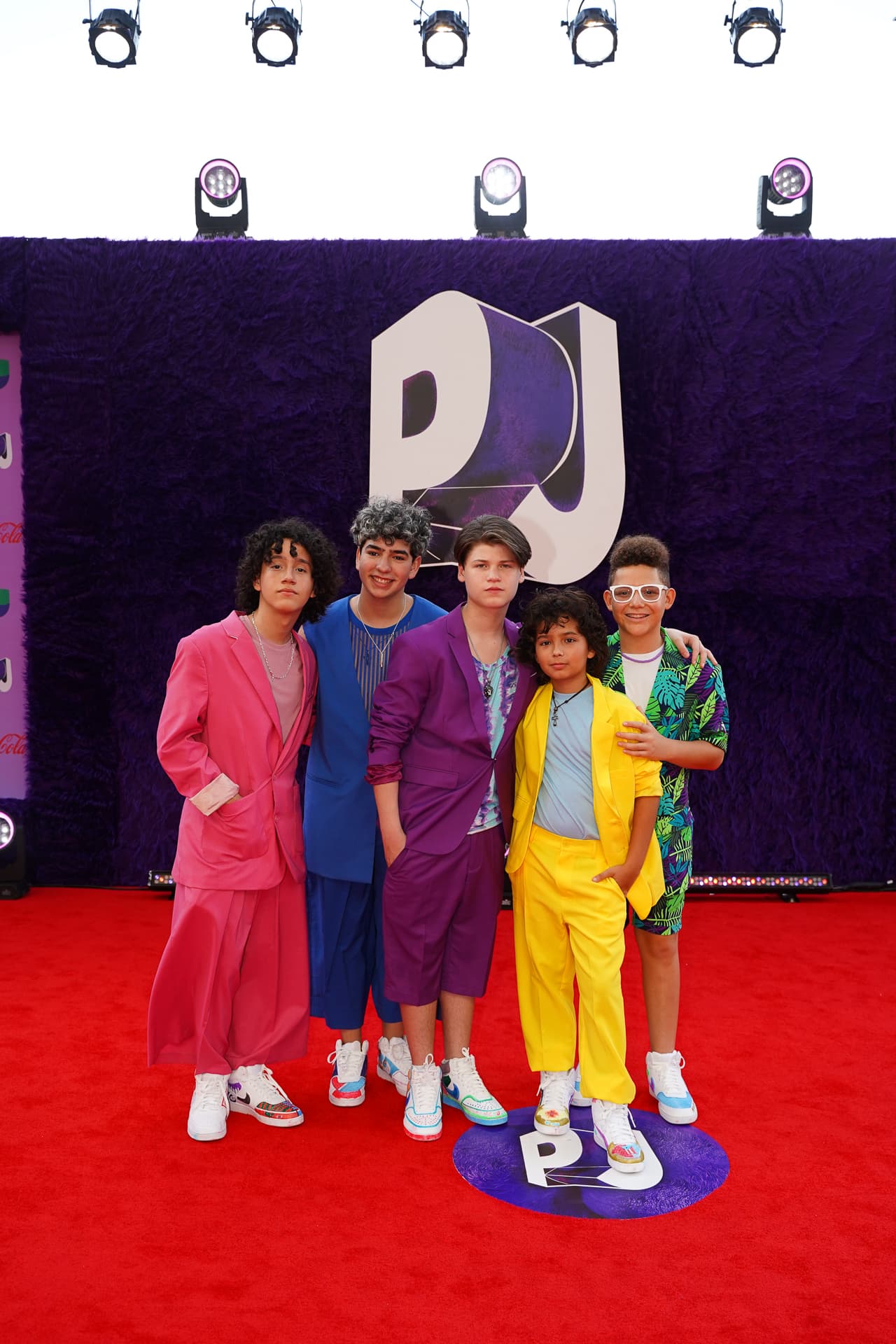 La agrupación 
<b>Menudo </b>desfiló por la alfombra roja con coloridos vestuarios.