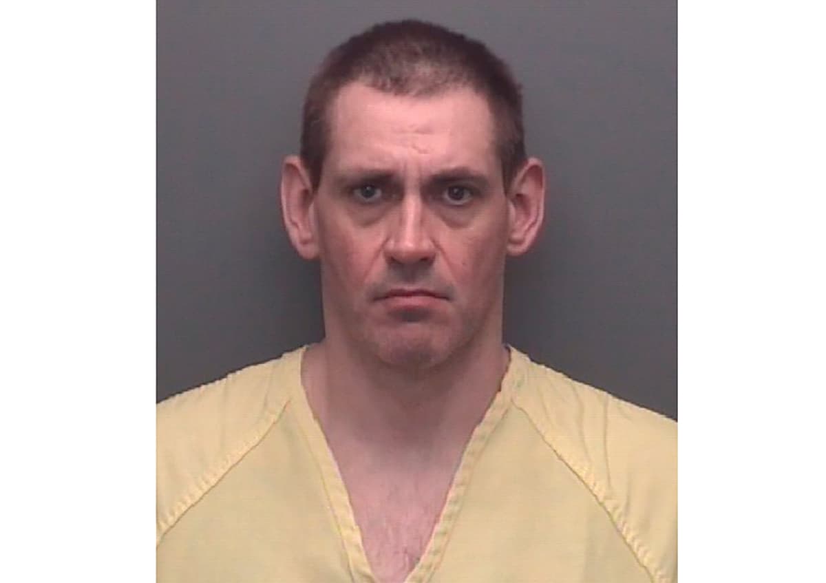 Fotos proporcionada por la oficina del alguacil del condado de Vanderburgh muestra al recluso Casey White, quien escapó con Vicky White, exfuncionaria de la cárcel de Alabama. El lunes 9 de mayo de 2022 las autoridades alcanzaron a la pareja después de más de una semana de búsqueda. Él se rindió, ella apareció muerta. en aparente suicidio.