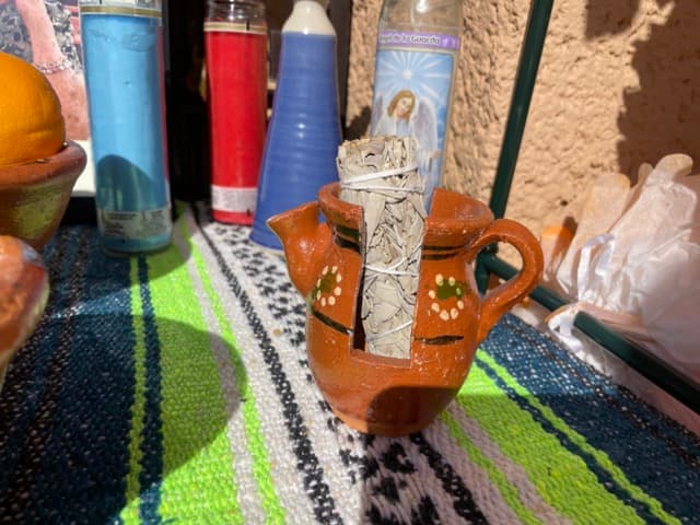 <b>El coal</b>
<br>El coal e incienso se utiliza para limpiar el lugar de los malos espíritus y así el alma del difunto pueda entrar en nuestra casa sin ningún peligro.