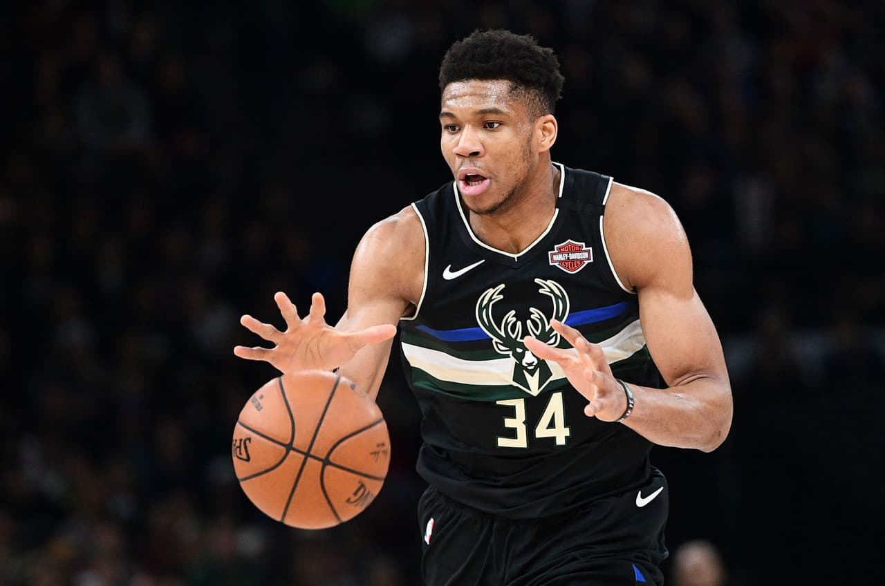 Antetokounmpo brilla en la victoria de Bucks sobre Hornets