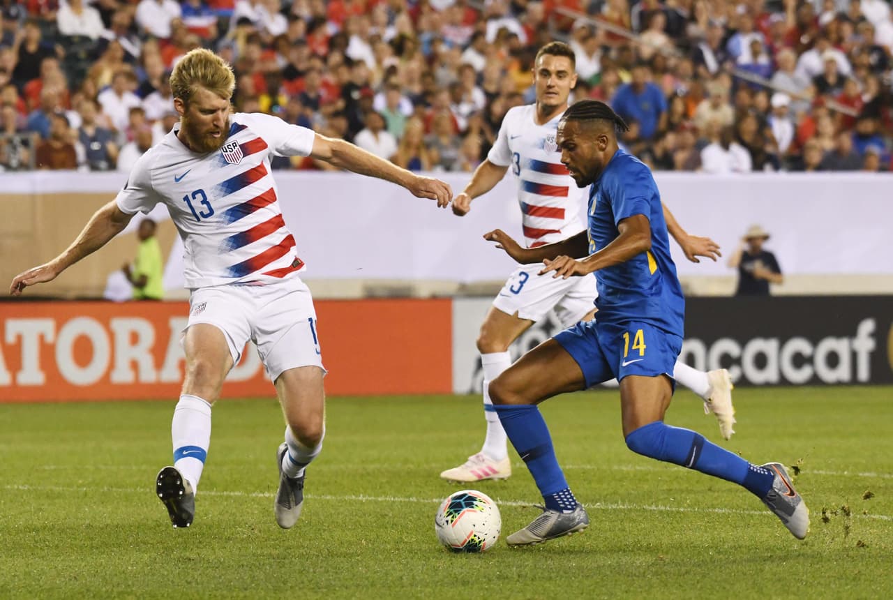 El delantero Kenji Gorre (derecha) buscó darle un alegre comienzo a Curazao que se enfrentó de igual a igual con el Team USA.