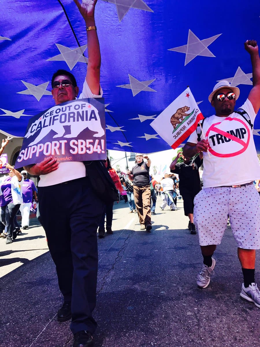 En apoyo a que California sea un 'estado santuario' y en rechazo a Trump.